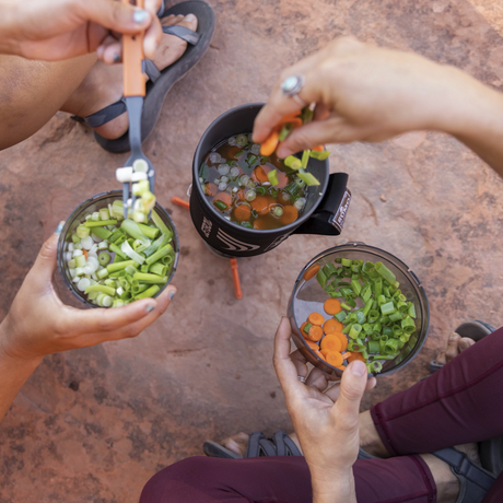 Préparation repas avec réchaud Jetboil Micromo