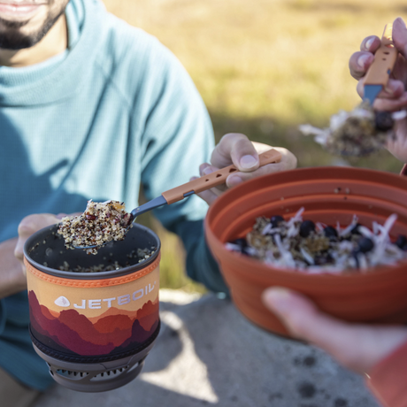 Préparation repas avec réchaud Jetboil Stash